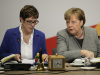 Annegret Krampová-Karrenbauerová a Angela Merkelová Annegret Krampová-Karrenbauerová a Angela Merkelová