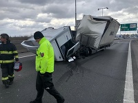 Prístavný most blokuje prevrátená kabína nákladného auta. Prístavný most blokuje prevrátená kabína nákladného auta.