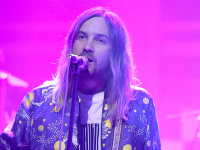 Kevin Parker počas koncertu. Kevin Parker počas koncertu.
