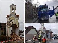 Kamión narazil v Sobíne do kaplnky so zvonicou, radnica chce novú. Kamión narazil v Sobíne do kaplnky so zvonicou, radnica chce novú.