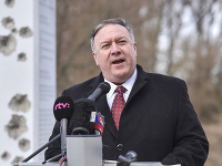 Americký minister zahraničných vecí Mike Pompeo počas položenia venca k pamätníku Brána slobody pod hradom Devín. Americký minister zahraničných vecí Mike Pompeo počas položenia venca k pamätníku Brána slobody pod hradom Devín.