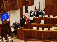 Poslanci hlasujú o kandidátoch na ústavných sudcov Poslanci hlasujú o kandidátoch na ústavných sudcov