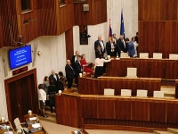 Poslanci hlasujú o kandidátoch na ústavných sudcov Poslanci hlasujú o kandidátoch na ústavných sudcov