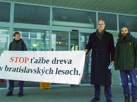 Sprava: Ochranár z Lesoochranárskeho zoskupenia Vlk Marek Poláček a predseda petičného výboru Ján Žatko Sprava: Ochranár z Lesoochranárskeho zoskupenia Vlk Marek Poláček a predseda petičného výboru Ján Žatko