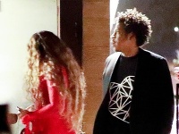 Beyoncé si vyšla na večeru v pomerne vulgárnych šatách. 