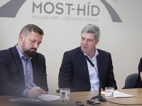 Béla Bugár počas tlačovej besedy strany Most-Híd Béla Bugár počas tlačovej besedy strany Most-Híd