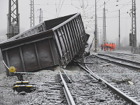 Na snímke vykoľajený nákladný vlak neďaleko železničnej stanice v Krompachoch