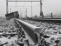 Na snímke vykoľajený nákladný vlak neďaleko železničnej stanice v Krompachoch