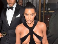 Kim Kardashian sa predviedla s poriadne stlačenými prsiami. 