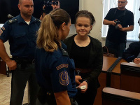 Simona Macháčová na súdnom pojednávaní. Simona Macháčová na súdnom pojednávaní.