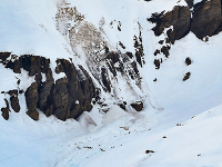Na vyslobodení ľudí spod lavíny pracujú desiatky ľudí. 