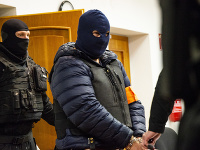 Zoltán Andruskó v sprievode členov Zboru justičnej a väzenskej stráže Zoltán Andruskó v sprievode členov Zboru justičnej a väzenskej stráže