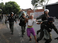 Nepokoje vo Venezuele, zasahovali aj policajti Nepokoje vo Venezuele, zasahovali aj policajti