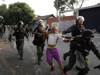 Nepokoje vo Venezuele, zasahovali aj policajti
