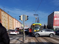 Na jednej z košických križovatiek došlo k zrážke záchranky a električky. Na jednej z košických križovatiek došlo k zrážke záchranky a električky.