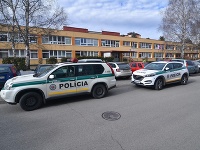 Policajné autá pred budovou Základnej školy Zdenka Nejedlého na sídlisku Mier, kde došlo k nehode a zraneniu žiaka siedmeho ročníka pri manipulácii so strelnou zbraňou.