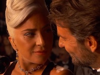 Lady Gaga a Bradley Cooper počas svojho vystúpenia na odovzdávaní Oscarov. 