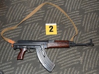 Polícia našla u muža drogy aj strelné zbrane. Polícia našla u muža drogy aj strelné zbrane.