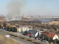 Pri požiari v Rači zasahovali desiatky hasičov.