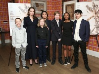 Angelina Jolie a jej deti. Zľava 10-ročný Knox, jeho dvojička Vivienne, 15-ročný Pax, 12-ročná Shiloh, 14-ročná Zahara a 17-ročný Maddox. 