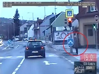 Vodič prešiel na červenú. Vodič prešiel na červenú.