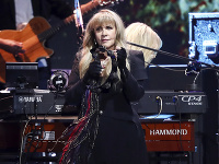 Speváčka Stevie Nicks počas koncertu. 