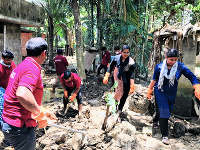 Čistenie domov a okolia od nánosov bahna saleziánskymi študentmi