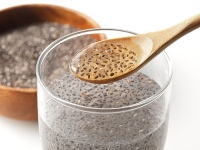 Chia semiačka musíme vždy namočiť do tekutiny aspoň na 15 minút.