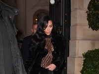 Kim Kardashian nezostala svojej povesti nič dlžná a opäť si na seba obliekla naozaj bizarný módny kúsok.