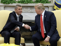 Americký prezident Donald Trump (vpravo) si podáva ruku s českým premiérom Andrejom Babišom počas ich stretnutia v Oválnej pracovni Bieleho domu vo Washingtone Americký prezident Donald Trump (vpravo) si podáva ruku s českým premiérom Andrejom Babišom počas ich stretnutia v Oválnej pracovni Bieleho domu vo Washingtone