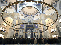 Moslimovia prichádzajú na rannú modlitbu do mešity Camlica v ázijskej časti Istanbulu, ktorú otvorili vo štvrtok 7. marca 2019.