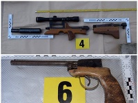 Policajti v Brezne okrem zbraní zaistili aj rôzne druhy streliva. 