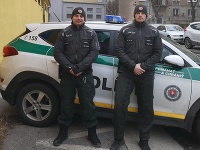Policajti zachránili život žene, ktorá sa pokúsila predávkovať liekmi. Policajti zachránili život žene, ktorá sa pokúsila predávkovať liekmi.