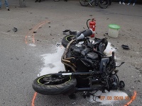 Vodič zrazil motorkára a po nehode odišiel