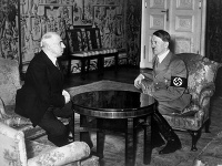 Emil Hácha na rokovaní s Adolfom Hitlerom. Emil Hácha na rokovaní s Adolfom Hitlerom.