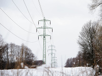 Ťažký sneh a silný vietor spôsobili rozsiahle výpadky elektrického prúdu na severe Slovenska. Pohľad na vedenie vysokého napätia v oblasti Turany, časť Trusalová.