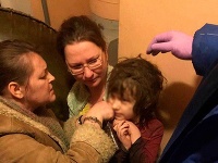 Ruskí policajti zachránili dievča (5).