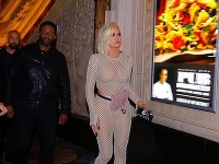 Khloé Kardashian sa vybrala na žúr v takomto výstrednom outfite. 