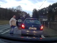 Policajt sa pokúsil v čase svojho voľna pokutovať vodiča. Policajt sa pokúsil v čase svojho voľna pokutovať vodiča.