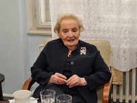 Madeleine Albrightová na Právnickej fakulte UK v Prahe. Madeleine Albrightová na Právnickej fakulte UK v Prahe.