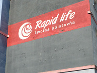 V sídle košickej poisťovne Rapid Life boli policajti, pred bankou stálo obrnené vozidlo Národnej banky Slovenska, do ktorého odniesli všetky dokumenty poisťovne Rapid Life V sídle košickej poisťovne Rapid Life boli policajti, pred bankou stálo obrnené vozidlo Národnej banky Slovenska, do ktorého odniesli všetky dokumenty poisťovne Rapid Life