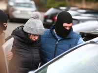 Alena Zsuzsová bola vypovedať na NAKA v Nitre v súvislosti s vraždou exprimátora Hurbanova. Alena Zsuzsová bola vypovedať na NAKA v Nitre v súvislosti s vraždou exprimátora Hurbanova.