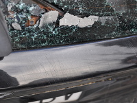 Mladá Humenčanka vyskočila na BMW, pri páde rozbila okno