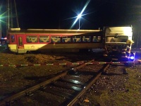 Pri zrážke osobného motorového vlaku a nákladného auta sa nikto nezranil Pri zrážke osobného motorového vlaku a nákladného auta sa nikto nezranil