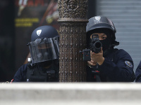 Protivládne protesty si v centre Paríža vyžiadali zásah polície.