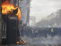 Protivládne protesty si v centre Paríža vyžiadali zásah polície. Protivládne protesty si v centre Paríža vyžiadali zásah polície.