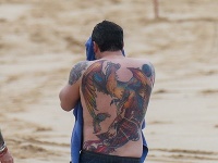 Ben Affleck má na chrbte vytetovaného obrovského farebného vtáka. 