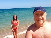 Slováček s Gelemovou odišli do Egypta užiť si teplo a more. Slováček s Gelemovou odišli do Egypta užiť si teplo a more.
