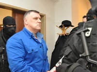 Obžalovaný Mikuláš Černák (uprostred) prichádza na pojednávanie Obžalovaný Mikuláš Černák (uprostred) prichádza na pojednávanie