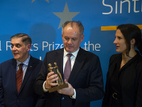 Zľava predseda Ústrednej rady Sinti a Rómov v Nemecku Romani Rose, Andrej Kiska si prevzal Európsku cenu za občianske práva Sintov a Rómov a Soraya Postová Zľava predseda Ústrednej rady Sinti a Rómov v Nemecku Romani Rose, Andrej Kiska si prevzal Európsku cenu za občianske práva Sintov a Rómov a Soraya Postová